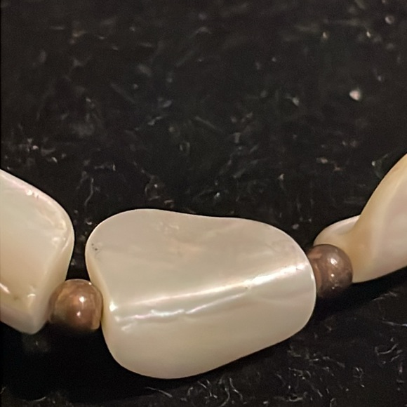 8” Mother of Pearl colored & gold bead adjustable stretch bangle bracelet - Picture 10 of 12